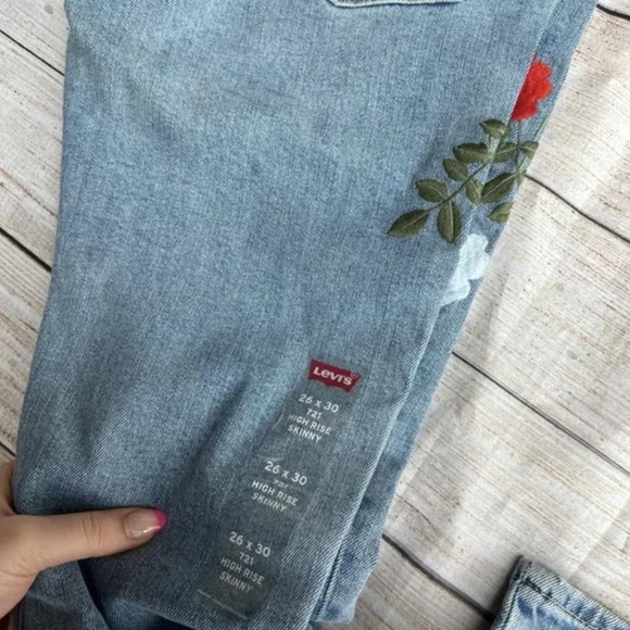 NEW Levi's Limited Edition Poppy Embroidered Jeans 26 - Picture 7 of 13